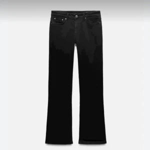 Lågmidjade svarta jeans - Snygga lågmidjade svarta jeans som är slutsålda från zara, inga defekter💕