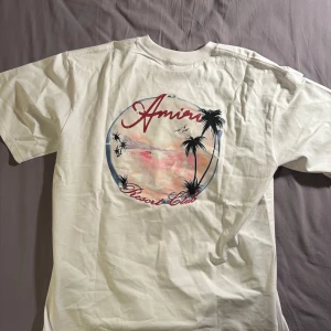 AMIRI TRÖJA OANVÄND - Säljer denna riktigt feta AMIRI TRÖJA pga fel storlek. Den är helt oanvänd och passar alla stiler!                      Amiri taggen är kvar som bilden visar, inga andra förpackningar osv dock.