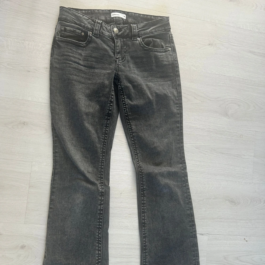 Svarta bootcut jeans från Gina - 3