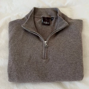 Oscar Jacobson - En stilren half zip från Oscar Jacobson! Modellen heter ”Patton Half Zip” nypris 1699kr. Tröjan är knappt tvättad och är i superbra skick. Hör av dig vid fråga eller fundering.