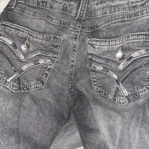 Gråa jeans från Gina Tricot - Snygga grå lågmidjade jeans från Gina Tricot young💗 Säljer pga att de är lite för kotta för mig jag är 164cm, jeansen har använts runt 4-5 gånger