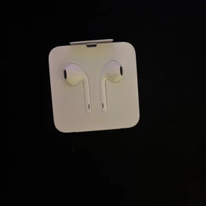 Apple hörlurar med sladd - Apple hörlurar med sladd 100 kr styck (oanvända)