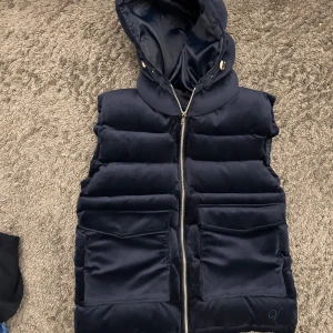 Mörkblå venidera väst - Mörkblå venidera väst o otroligt bra skick i storlek s             Frågor? Bara att skriva😀