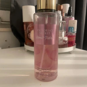 Victoria's Secret Velvet Petals Fragrance Mist - Säljer en Victoria's Secret Velvet Petals Fragrance. Den är köpt för ca 1 och ett halvt år sedan men inte jätteanvänd. Jag skulle uppskatta att det är ca 200ml kvar. Doften är en blommig och söt doft som ger en fräsch känsla.