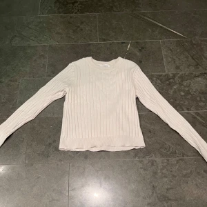 Vit ribbad tröja från Zara - Säljer en stilren vit ribbad tröja från Zara 👀 ❗️Skriv för fler bilder/frågor❗️ Storlek: 164, 13-14år Nypris: ca 200kr