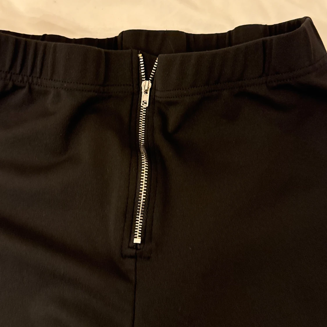 Svarta bootcut byxor med dragkedja - 2