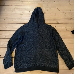 Svart hoodie - Billig! - Säljer denna hoodie till ett billigt pris då jag rensar garderoben! Vid funderingar kring pris eller fler bilder så är det bara att kontakta mig! Kolla även in min sida. Säljer kläder sjukt billigt och då har du chansen att köpa bundles… Med vänlig hälsning, 👋 