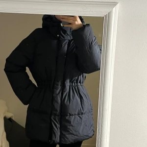 Vinterjacka H&M - Varm jacka med indragen midja. Trasig där man drar åt men den sitter väldigt fint ändå! (Se bild 3)🌸