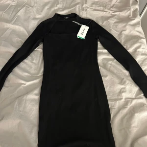 Svart ribbad klänning från NA-KD - Snygg svart ribbad klänning från NA-KD med långärmad design. Perfekt för en stilren look. Klänningen har en enkel och elegant stil som passar till många tillfällen. Klänningen är aldrig använd! Prislapp finns!💞