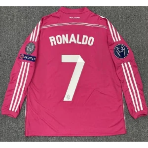 Rosa fotbollströja från Real Madrid - Säljer en rosa långärmad fotbollströja från Real Madrid med 'Ronaldo' och nummer 7 på ryggen. Tröjan har vita ränder längs ärmarna och Champions League-märken på sidorna. Perfekt för fans av Ronaldo och Real Madrid!
