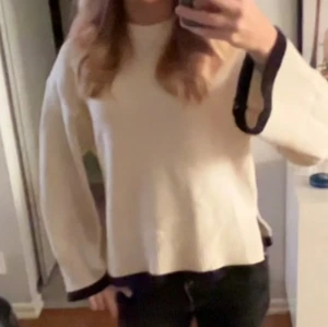 Vit långärmad tröja - Säljer min sköna stickade tröja från gina tricot som är knappt använd, utsvängda armar, beige/vit och skönt material💕💕