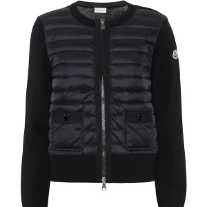Svart jacka från Moncler - Snygg svart jacka från Moncler. Jackan har dragkedja och två fickor med knappar. Denna säljer jag för att den är för liten och inte kommer till någon användning. Cardiganen är i storlek XS men passar som SMALL. Den är tidigare köpt på Plick och därav har jag inte kvitto. Hör av dig om du är interesserad💕
