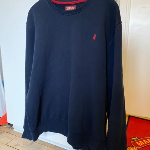 Sweatshirt MCS -NYSKICK!! - Säljer en stilren MCS (marinblå) sweatshirt i storlek L! Tröjan är i princip i nyskick, endast använd cirka tre gånger. Nypris 899 kr – här har du chansen att göra ett riktigt kap! Jag kan tänka mig att gå ner i pris vid en smidig och snabb affär. Vid frågor är det bara att höra av sig😁
