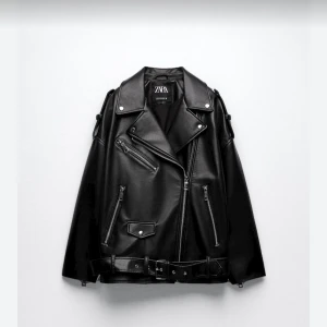 Svart skinnjacka från Zara - Snygg svart skinnjacka från Zara. Storlek s.