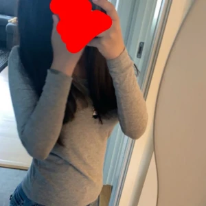 Grå långärmad topp från lager157 - Säljer en stilren grå långärmad topp från 157. Tillverkad i en mjuk bomullsblandning med en rund halsringning. Perfekt för en avslappnad look. Passar bra till jeans eller kjol. 🩶