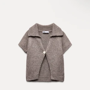 Beige stickad kofta från Zara - Säljer en mysig beige stickad kofta från Zara.💗