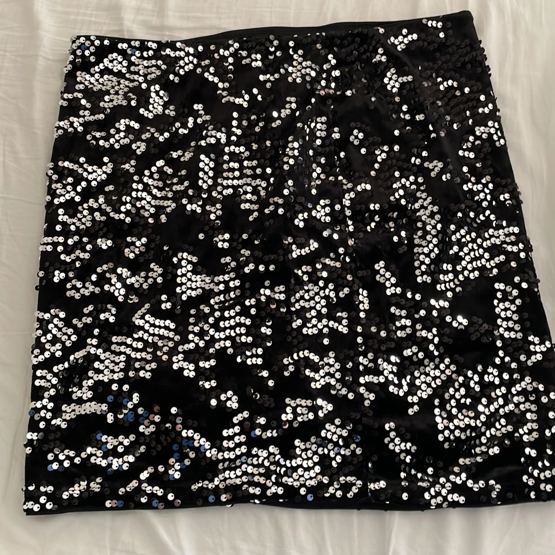 Svart paljettkjol