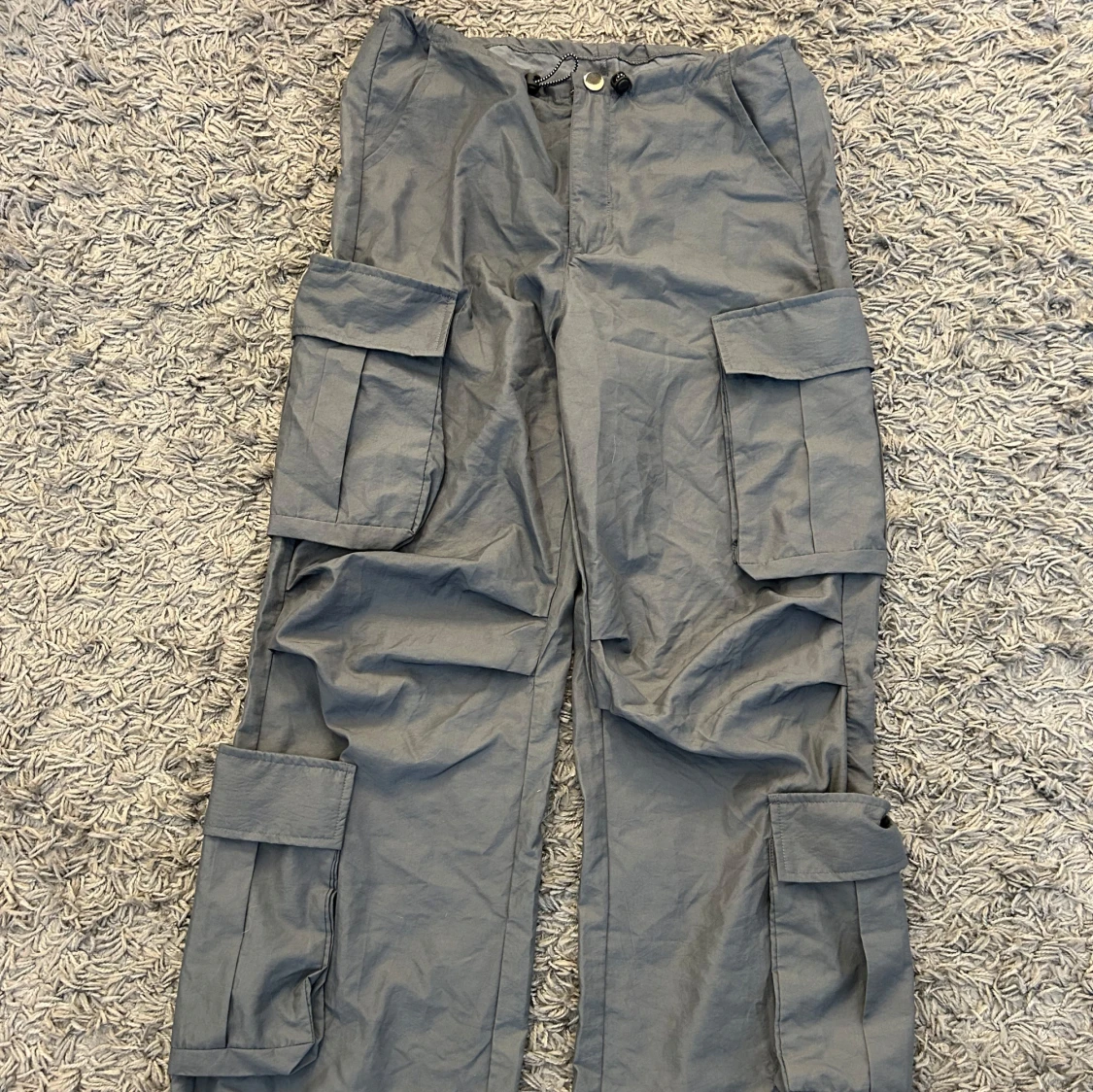 Grå cargopants med fickor - 1