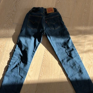 Levis 501 jeans - Klassiska Levis 501 jeans i mörkblå denim. De har en rak passform och är tillverkade i slitstarkt jeansmaterial. Perfekta för en avslappnad stil.