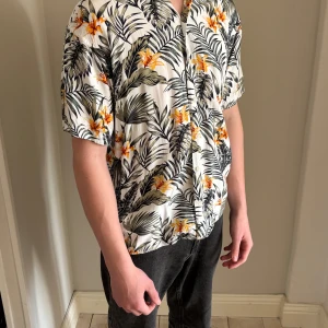 Blommig skjorta från Jack & Jones - Säljer en snygg blommig skjorta från Jack & Jones i storlek S. Den är sparsamt använd och har en skön avslappnad fit. 