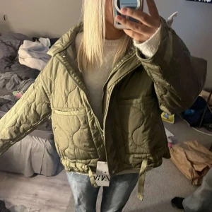 Olivgrön quiltad jacka - Säljer denna jätte snygga jacka från Zara då den inte riktigt satt som jag ville. Personen på bilden är som referens 160💕Nypris 900