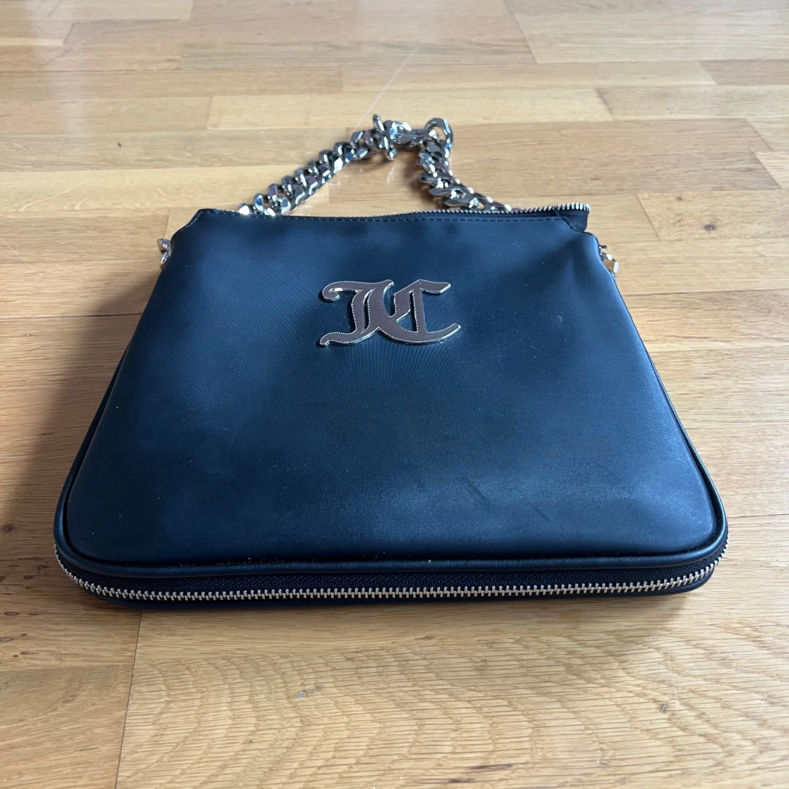 Svart axelväska med kedja från Juicy couture  - 2