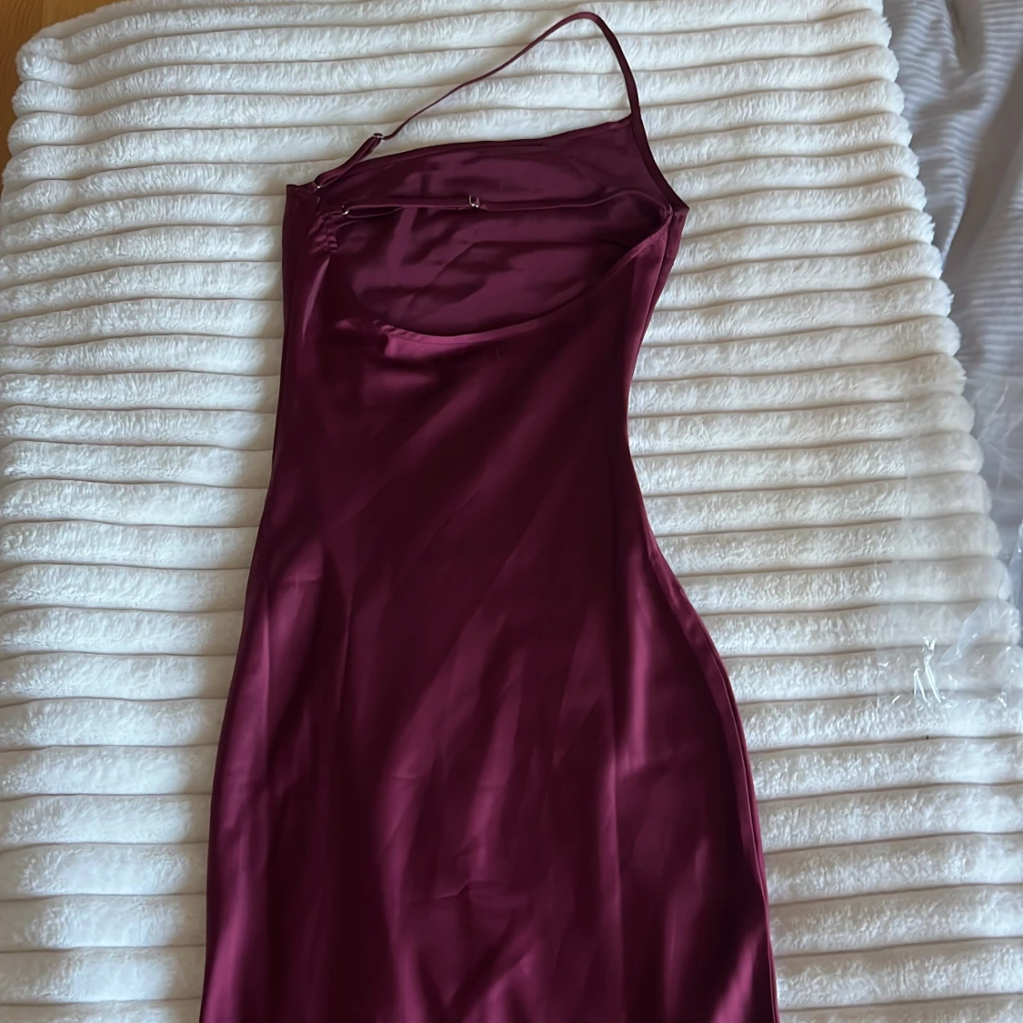 Vinröd långklänning med oneshoulder - 92