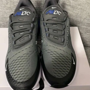 Nike Air 270  - Helt nya Nike 270 grå och blå. Perfekta för våren/sommaren som kommer. Nypris 1700. Skriv dm för frågor. Pris kan diskuteras vid snabb affär
