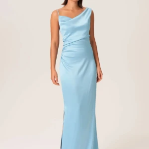 Ljusblå långklänning från adoore - Elegant ljusblå långklänning från Adoore som är helt oanvänd med lappar på. Nypris 1500. Perfekt för speciella tillfällen.🩵