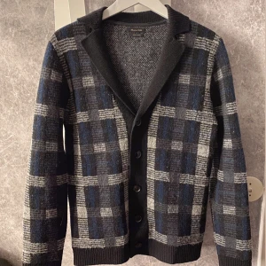 Flanell kofta från Massimo Dutti - Säljer en stilren flanell kofta från Massimo Dutti i blått, grått, vitt och svart. Koftan är sjukt unik och passar till de flesta stilarna. Sälja inte någon mer. Storleken är M med passformen är bättre för S. Extremt bra skick!