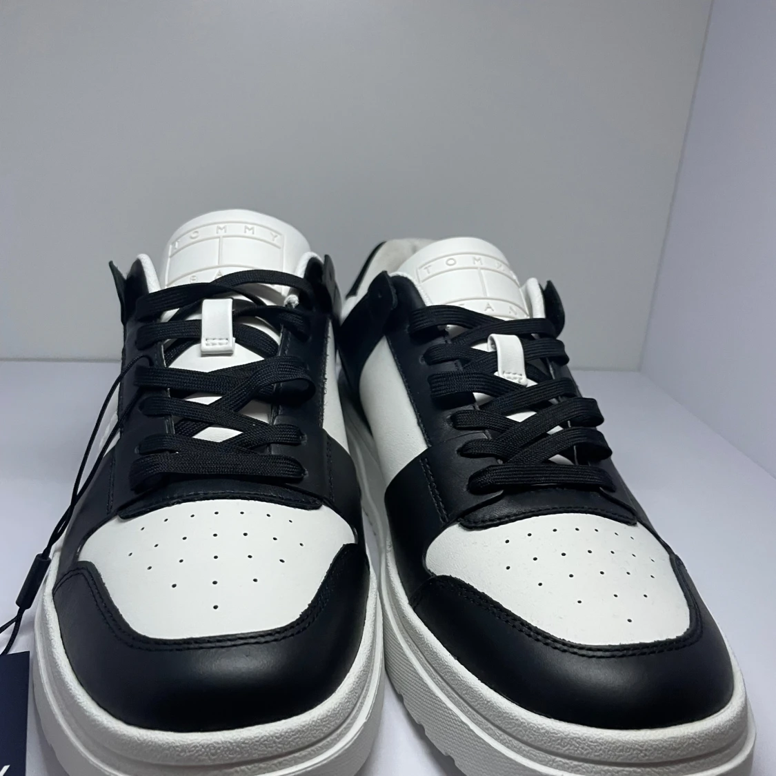 Svartvita sneakers från Tommy Jeans