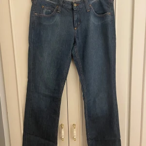 Blå jeans från Lee - Blåa low waist jeans från lee i storlek 32-33🩷
