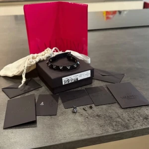 Svart Valentino Armband  - Tja! Säljer nu mitt svarta valentino armband som är i riktigt bra skick. Självklart är det äkta och armbandet kommer med originalförpackning och tillbehör.
