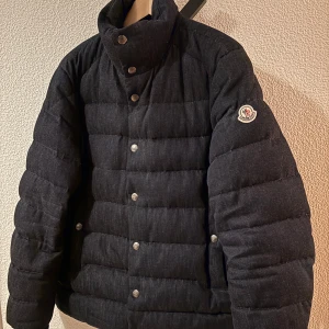 Moncler Breval  - Moncler Breval  Storlek 3  Skick 8,5/10  Pris 4399  Mycket snygg och unik jacka från Moncler, jackan är mycket speciell då den inte tillverkas längre i denna färgen/materialet längre!  Jackan passar perfekt för vinter samt våren! Vid frågor och funderingar är det bara att höra av sig🙌