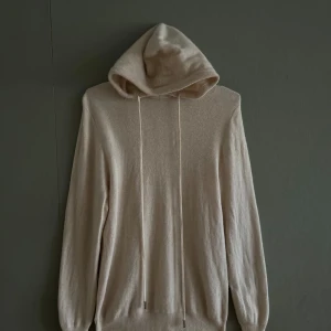 Beige hoodie i kashmir - Säljer en stilren beige hoodie i mjukt kashmir. Skicket på tröjan är 10/10 då den bara är använd 2 gånger🔥Stoleken är S men killen på bilden är M och passar även bra på honom. Hör av er om ni har några frågor👕