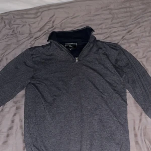 Grå half zip - Säljer denna half zip den är i storlek M och har bara blivit använd fåtal gånger.