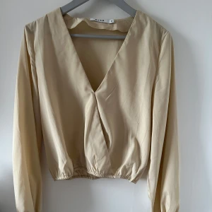 Blus - Beige blus från Nakd, storlek 38.