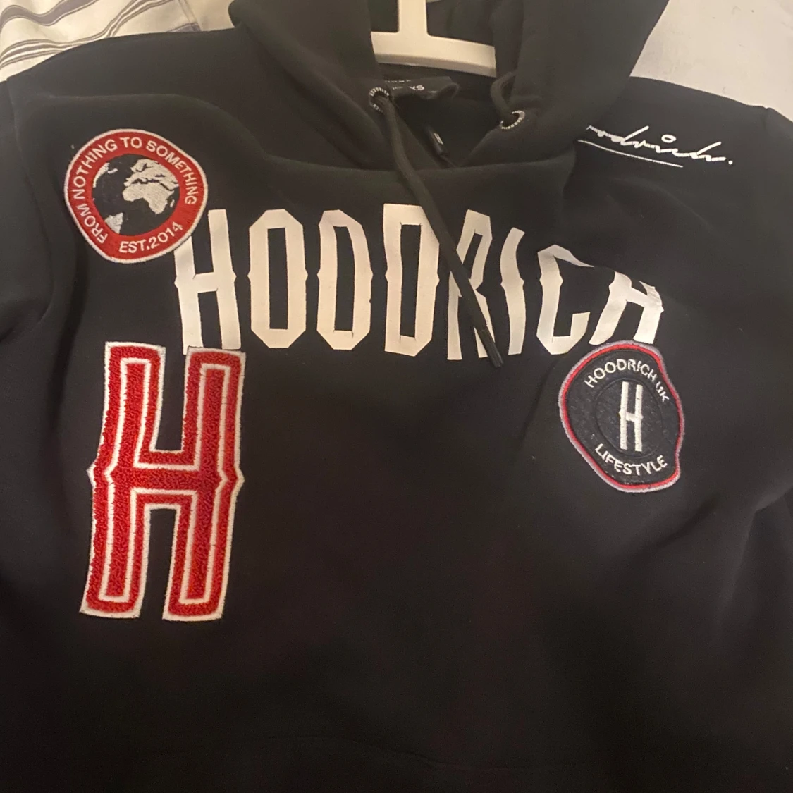 Svart hoodie från Hoodrich - 1