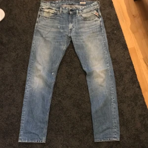 Blå jeans från Replay - Säljer ett par snygga blå jeans från Replay med en klassisk femficksdesign. De har en lätt tvättad look och en normal passform. Perfekta för en avslappnad stil. Skick: 10/10 Strl: 32/32 Modell: Jeto. Grym deal men pris kan möjligen diskuteras vid snabb affär!