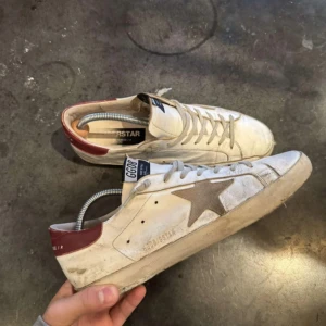 Golden Goose - Snygga Golden goose som är handgjorda i Italien! Skorna har snörning och en klassisk design som passar perfekt för en avslappnad stil. Skorna är lite slitna men man får det man betalar för!