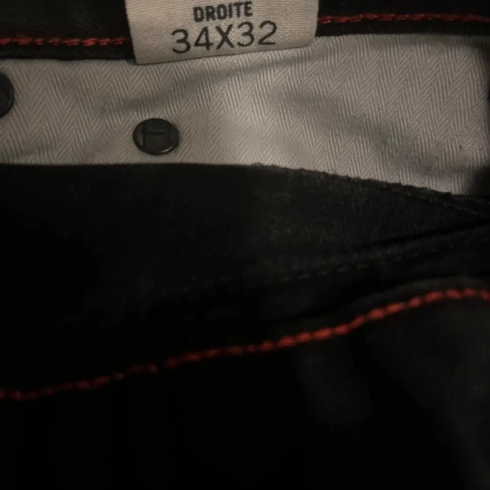 Snygga svarta jeans från Tommy Hilfiger med en klassisk straight passform. Perfekta för en stilren look. De har en enkel design med knapp och dragkedja framtill. 💓Egentligen medium rise, men går att använda som lowrise!!. Farkut & Housut.