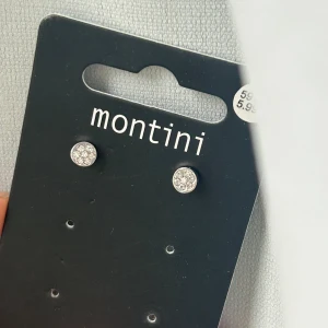 Silvriga örhängen  - Ett par silvriga örhängen från ut och pen jag köpte far att få de andra fyra, så dessa är inte använda! Vill bli av med dem☺️ original priset för alla tre paren var 60kr