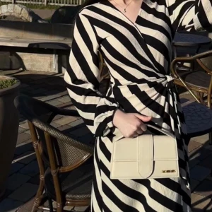 Zebramönstrad klänning - Säljer min otroligt Fina zebra klänning från gina tricot. Storlek S/Xs. Perfekt för lite varmare Väder. Köpt för 459 Säljer för 150kr. 