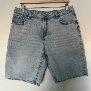 Långa jeansshorts, H&M divided, 44, blå - Snygga långa jeansshorts från H&M divided i storlek 44, blåa. Nyskick.   Mått Yttre längd ca 50 cm Inre längd ca 23,5 cm Midja ca 42,5 cm Stuss ca 48 cm