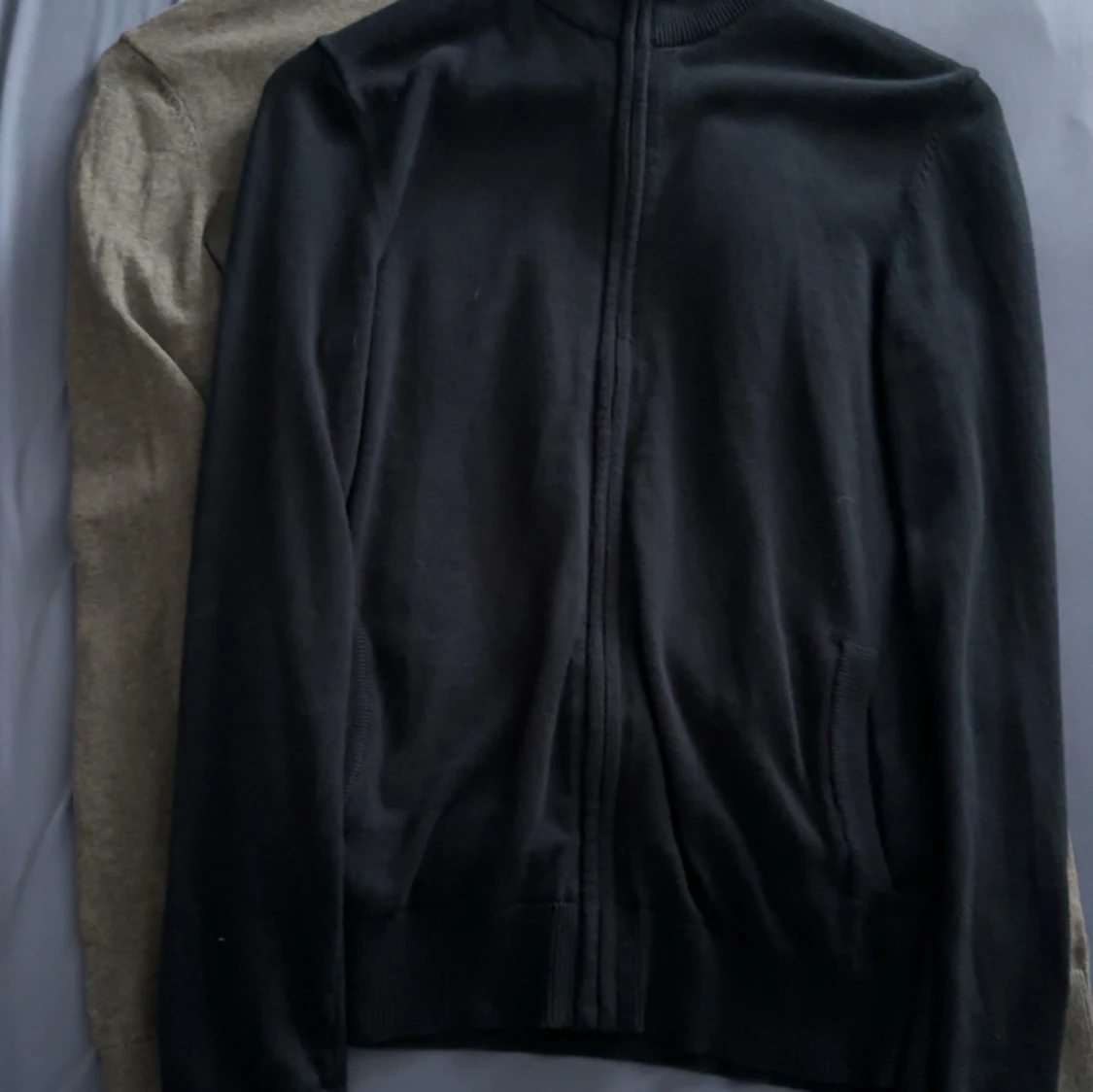 Svart och grå kofta med dragkedja - 1