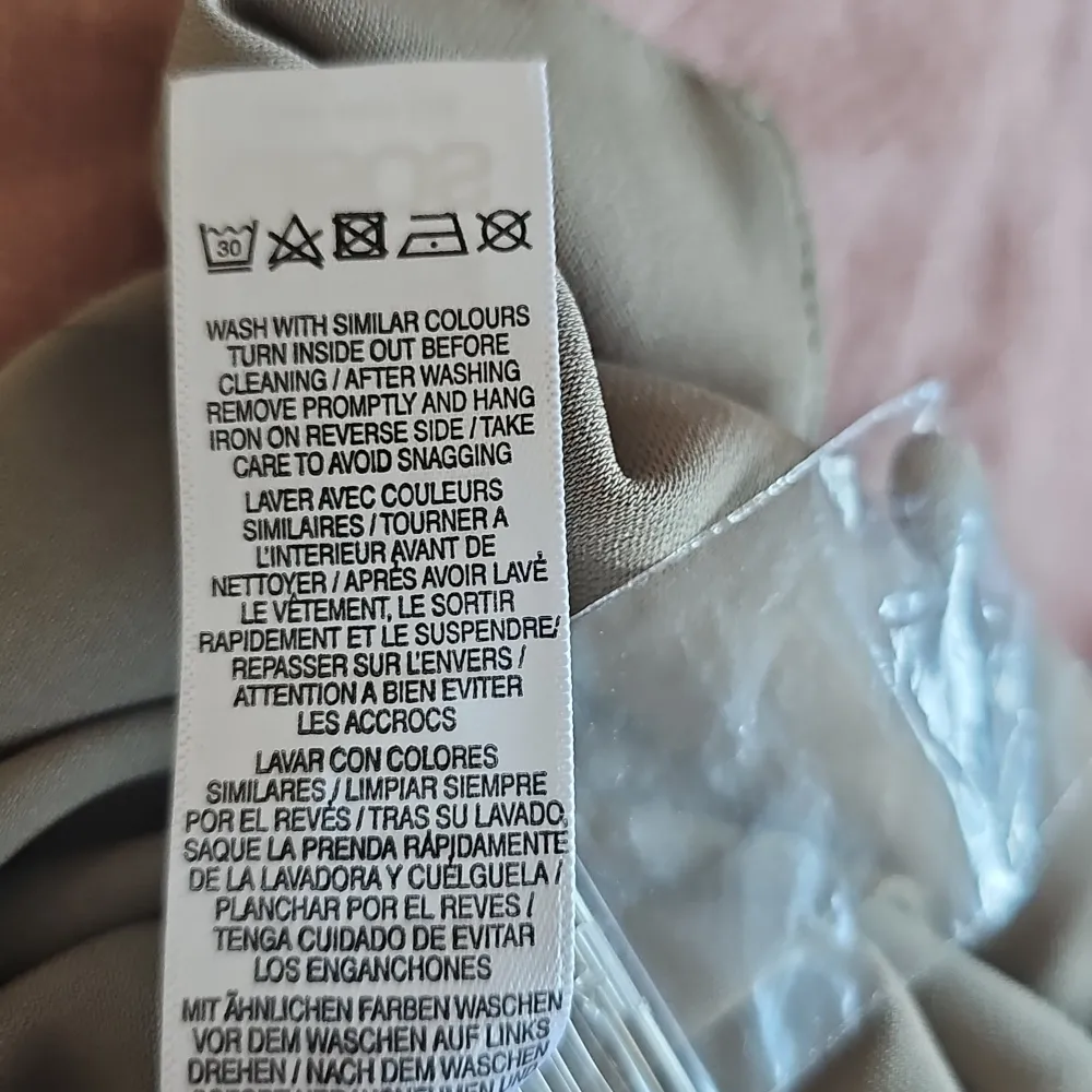 Snygg ljus grön klänning från ASOS med ett bälte i midjan för en smickrande passform. Klänningen har en ärmlös design och en stilren look. Perfekt för en chic och avslappnad stil.. Mekot.
