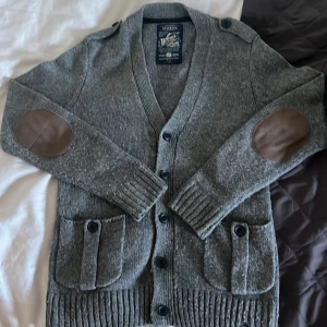 Skyscht cardigan från reserved - Säljer en as skyscht cardigan från reserved den är helt hand stickad vilket ger en extremt laidback look                                                   Skick: 10/10                                       