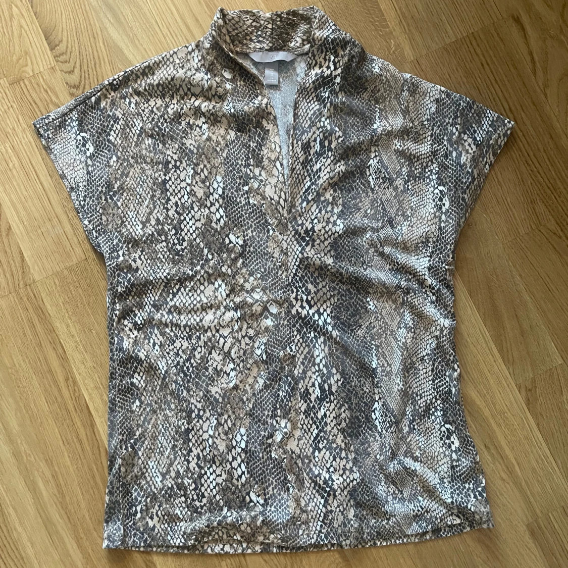 Ormmönstrad topp från H&M