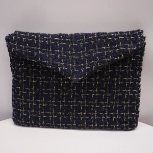 Datorfodral 001 Marinblå  - OBS❌ det marinblå datorfodralet är i tillverkningsprocess då våra färdigsydda marinblå fodral i lager är slut. Det betyder att du kommer behöva vänta lite längre tills vi kan skicka ut din order💗 Étui UF datorfodral är handsydda i tweedtyg som ger en unik look till din outfit!⭐️