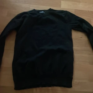 Svart tröja från Amisu - Säljer en stilren svart tröja från Amisu i storlek XS. Tröjan är långärmad och perfekt för kyligare dagar. Den är tillverkad i ett mjukt material som ger en bekväm passform. Passar bra till både jeans och kjol.